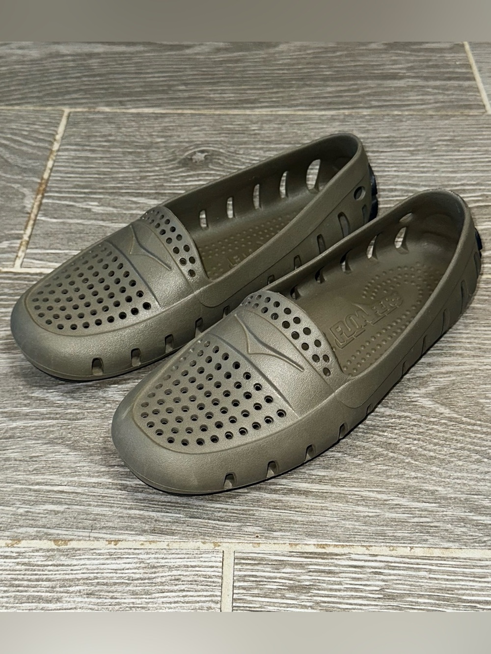 Floafers Country Club Women’s 8 Olive Green Water Shoes Lightweight Summer Pool